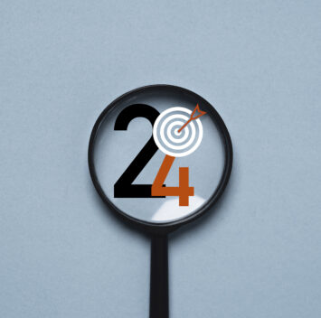 Loupe focalisée sur les chiffres 2024 avec une cible et une flèche