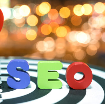 Optimisation des balises title et meta descriptions pour le SEO : fléchette atteignant le centre d'une cible avec les lettres SEO en avant-plan
