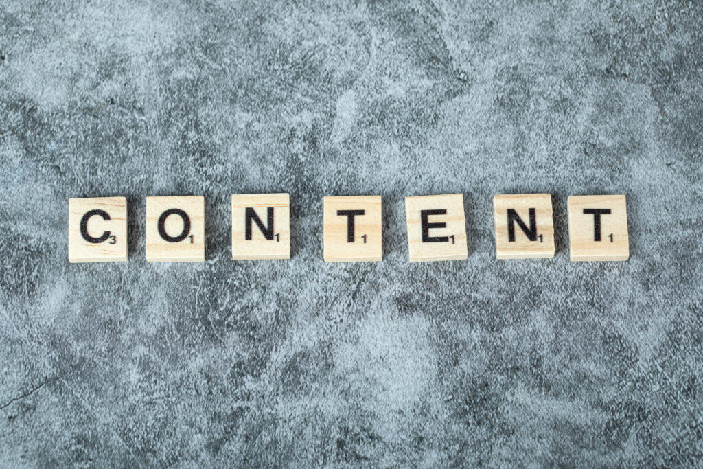 Le mot "CONTENT" écrit avec des lettres de Scrabble