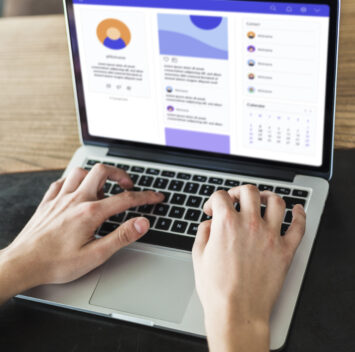 Personne utilisant un ordinateur portable pour accéder à une plateforme freelance