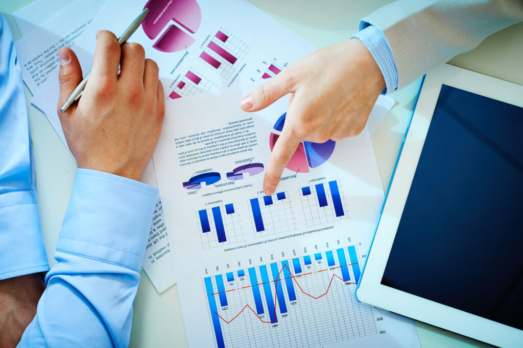 Optimisation On-Page SEO : Deux personnes analysant des graphiques de performance pour améliorer le SEO